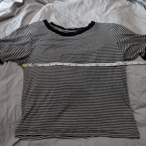 **LAST CHANCE! DONATING ON 9/30** Brandy Melville 3/4 Sleeve Crop Top - Picture 4 of 6